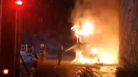 Kereste Yüklü Kamyon Yangında Kullanılamaz Hale Geldi