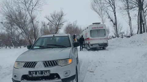 Karla Mücadele Ekipleri Muhtara Yardım Etti