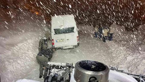 Hakkari'de Mahsur Kalan Minibüs Kurtarıldı