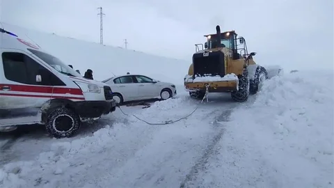 Erzurum'da Ambulans Kara Saplandı