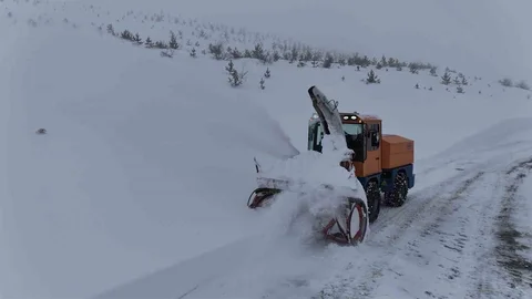 Elazığ'da Köy Yolu Çalışmaları Devam Ediyor