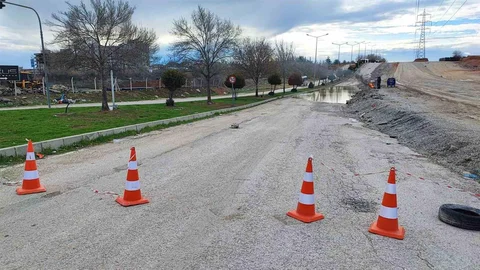 Adana'da Yol Sorunu ve Su Birikintisi