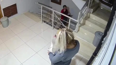 Kadın Hırsızlar Adana'da Ayakkabı Çaldı