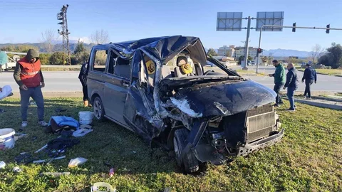 Antalya'da Minibüs Devrildi, 5 Yaralı