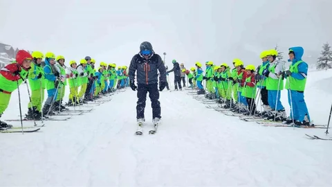 Bursa'da Öğrenciler Kayak Keyfi Yaşıyor