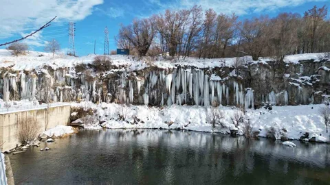 Buz Sarkıtları Van'da Görsel Şölen Sunuyor
