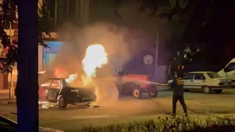 Bolu'da Park Halindeki Araç Yandı