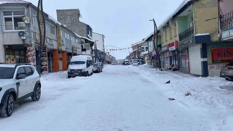 Karlıova'da Kar ve Buz Etkili Oldu