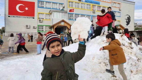 Adana'da Öğrencilerin Kar Eğlencesi