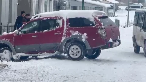 Ardahan'da Buzlu Yolda Trafik Sorunu