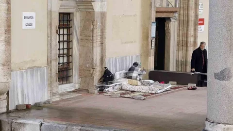 Aydın'da Cami Bahçesinde Yaşayan Kadın Sorun Oluyor