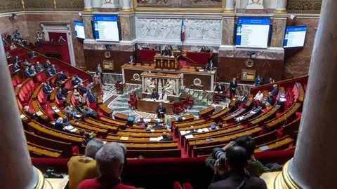 Fransa'da Gensoru Önergeleri Reddedildi