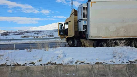 Adilcevaz'da Karpuz Yüklü Tır Kazası