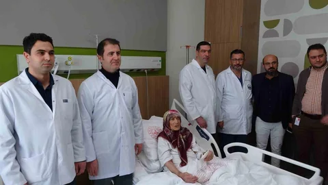 87 Yaşındaki Hastanın Karnından Tümör Alındı