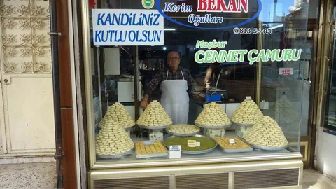 Kilis’te Kandil Kurabiyeleri Dağıtılıyor