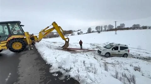 Kars'ta Hafif Ticari Araç Şarampole Düştü