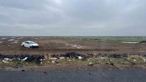 Diyarbakır'da Tarlaya Yuvarlanan Otomobil
