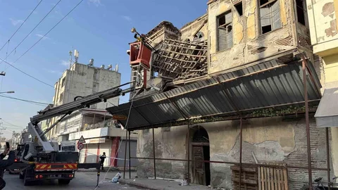 Adana'da Tarihi Bina Çöktü