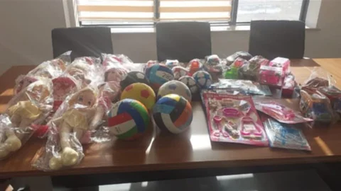 Sağlık Çalışanlarından Çocuklara Oyuncak Sürprizi