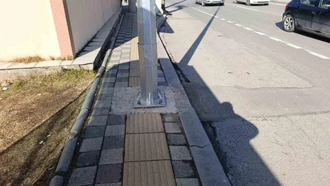 Afyonkarahisar'da Engelli Yoluna Direk Dikildi