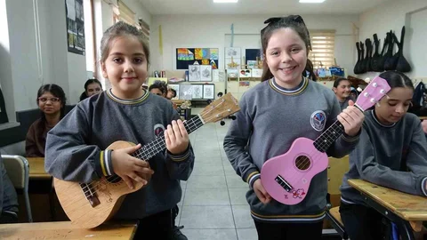 Kilis'te Öğrenciler Enstrüman Çalıyor