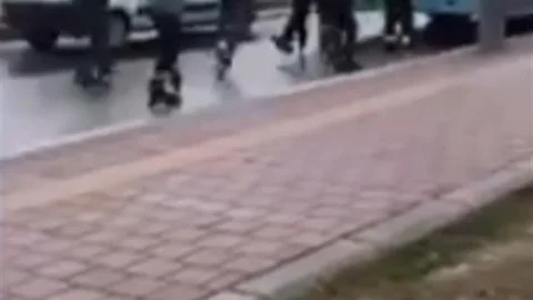 Antalya'da Patenle Seyir Halindeki Araçlara Tutunan Çocuklar