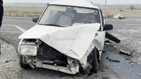Aksaray'da Tır ve Otomobil Çarpıştı