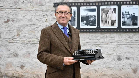 Bülent Ecevit'in Daktilosu Ankara'da Sergileniyor