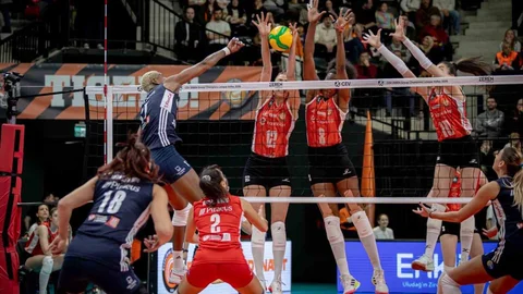 Eczacıbaşı Dynavit, Olympiakos'u Geçti