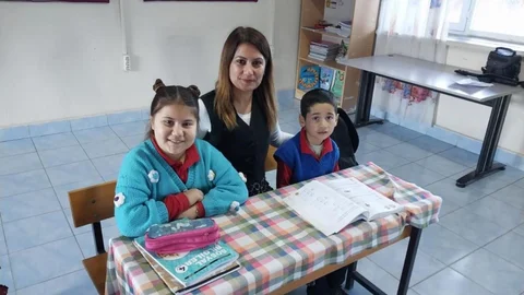 Mersin'de Köy Okulunda Karneler Dağıtıldı