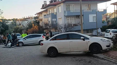 Manavgat'ta İki Araç Çarpıştı