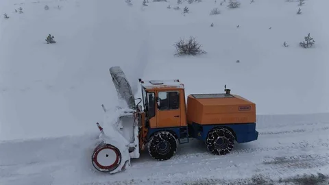 Elazığ'da Kapalı Köy Yollarında Çalışmalar Devam Ediyor