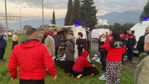 Buzlu Yolda Minibüs Devrildi