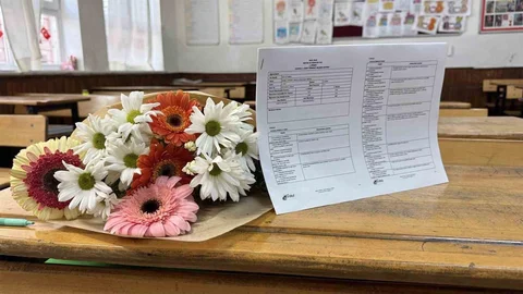 Adana'da Kardeşlerin Karneleri Çiçeklerle Bırakıldı