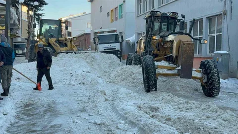 Sarıkamış'ta Kar Temizliği Devam Ediyor