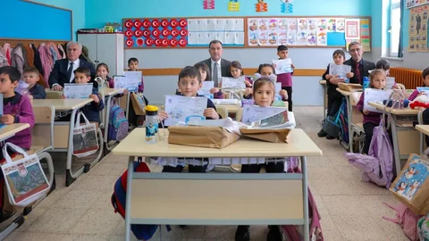 Bayburt'ta Öğrenciler Karne Aldı