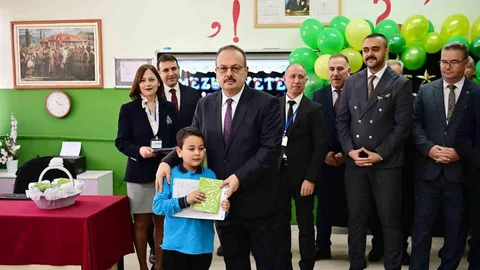 Aydın'da Karneler Dağıtıldı