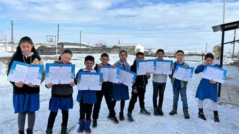 Akyaka'da Öğrenciler Karnelerini Aldı