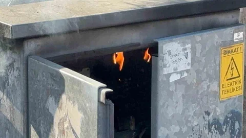 Aksaray'daki Elektrik Panosu Yangını Korkuttu