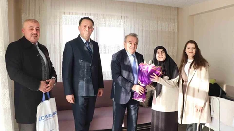 Bilecik'te Evde Eğitim Öğrencisine Karne Sevinci