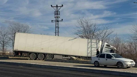 Batman'da Tır-Minibüs Çarpışması