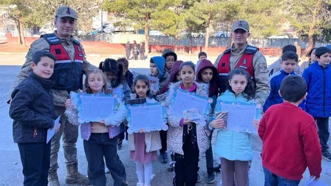 Jandarma Öğrencilerin Karne Sevinçlerine Ortak Oldu