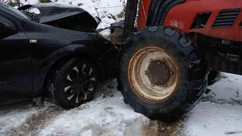 Bolu'da Traktör ile Otomobil Çarpıştı