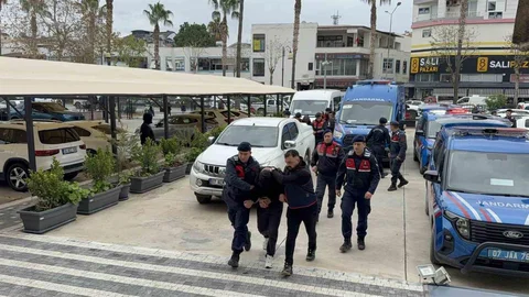 Antalya'da Araçta Yanmış Ceset Bulundu