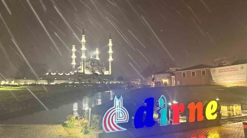 Edirne'de Kar Yağışı Görsel Şölen Sunuyor