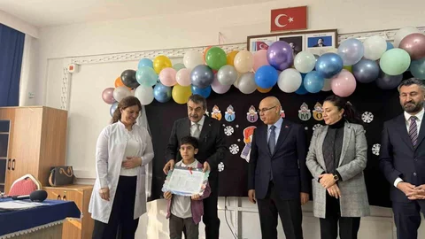 Ağrı'da Öğrencilerin Karne Heyecanı