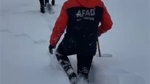 Tunceli'de Kar Altında 4 Saat Yürüdüler