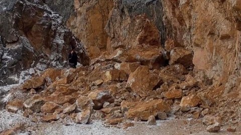 Kemaliye'de Taş Yolu Trafiğe Kapandı