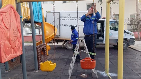 Akdeniz’de 12 Park Yenilendi: Çocuk Oyun Grupları Tamamen Değişti