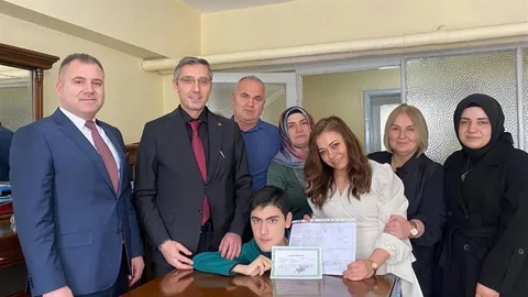 Bayburt'ta Evde Eğitim Karneleri Verildi